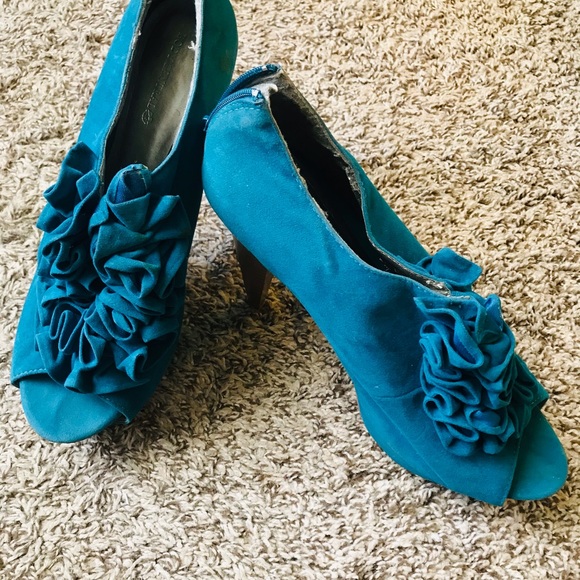 Teal blue ruffle top ladies size 11 heels, $25 - Picture 7 of 10